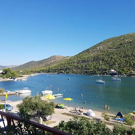 Small Grebaville Apartment