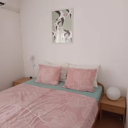 Small Grebaville Apartment