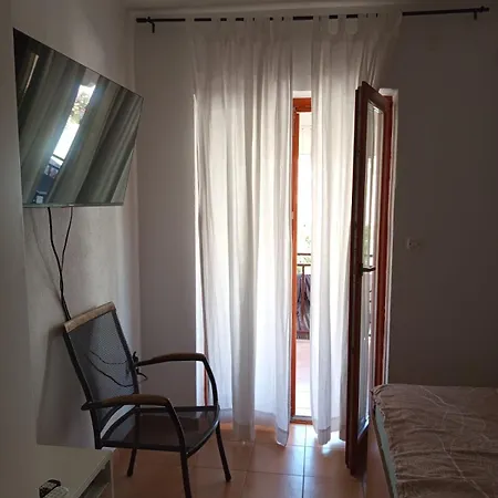 Small Grebaville Apartment *