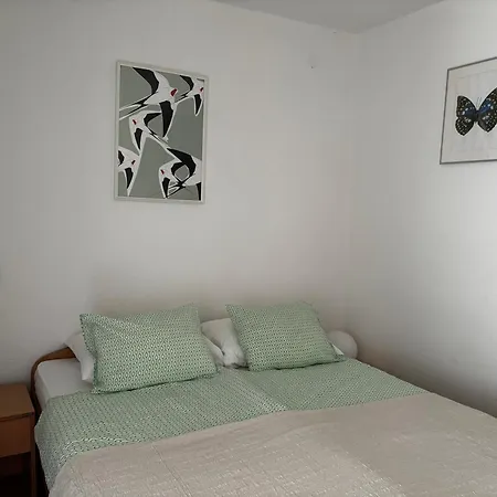 Small Grebaville Apartment *