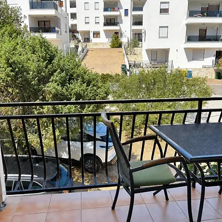 Small Grebaville Apartment *