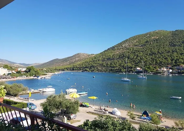 Small Grebaville Apartment