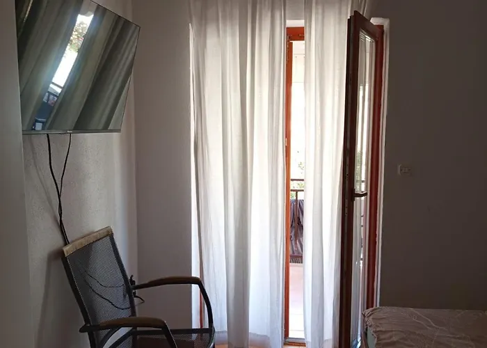 Small Grebaville Apartment *